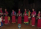 Thailand, Laos Aug02 027  Palong landsbyens piger underholder med etnisk musik, sang og dans nær Chang Dao Thailand